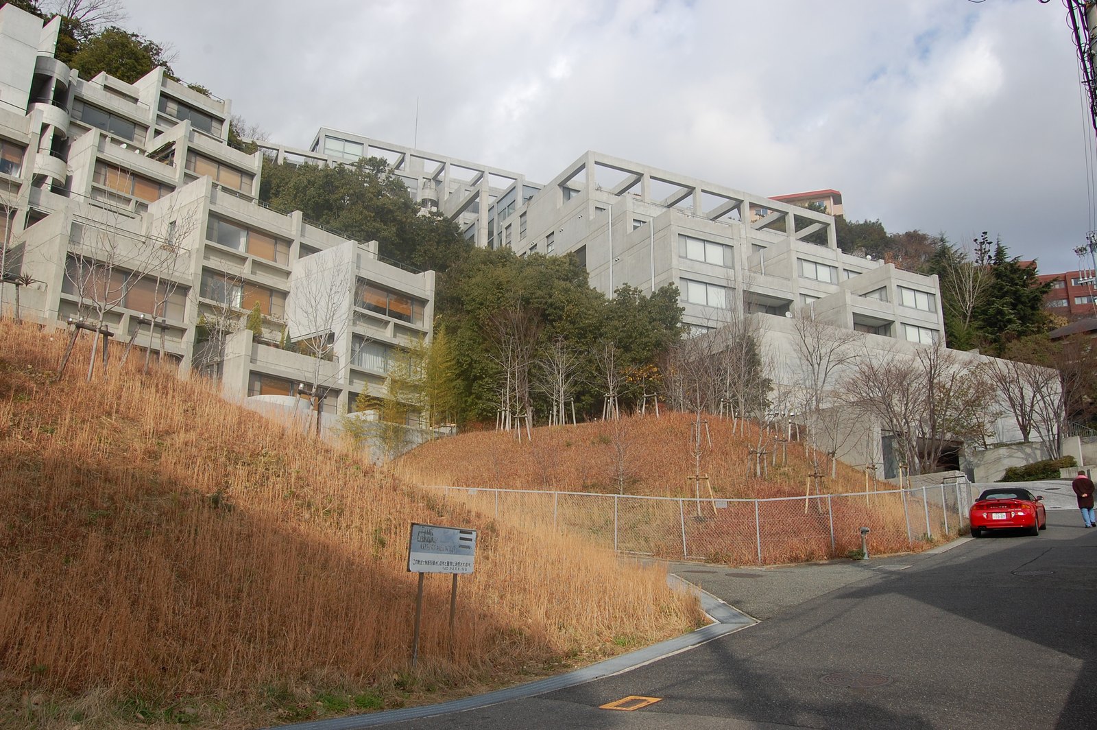 六甲集合住宅：清水混凝土單元沿陡坡逐層退縮