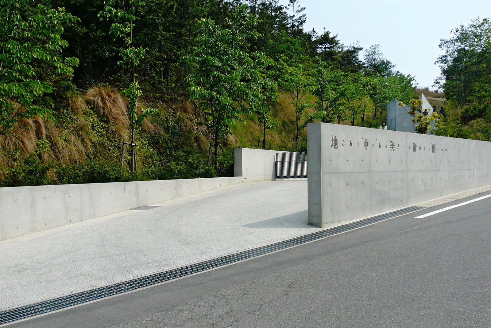 地中美術館的接近路徑:地面上只有一道清水混凝土牆與一條坡道