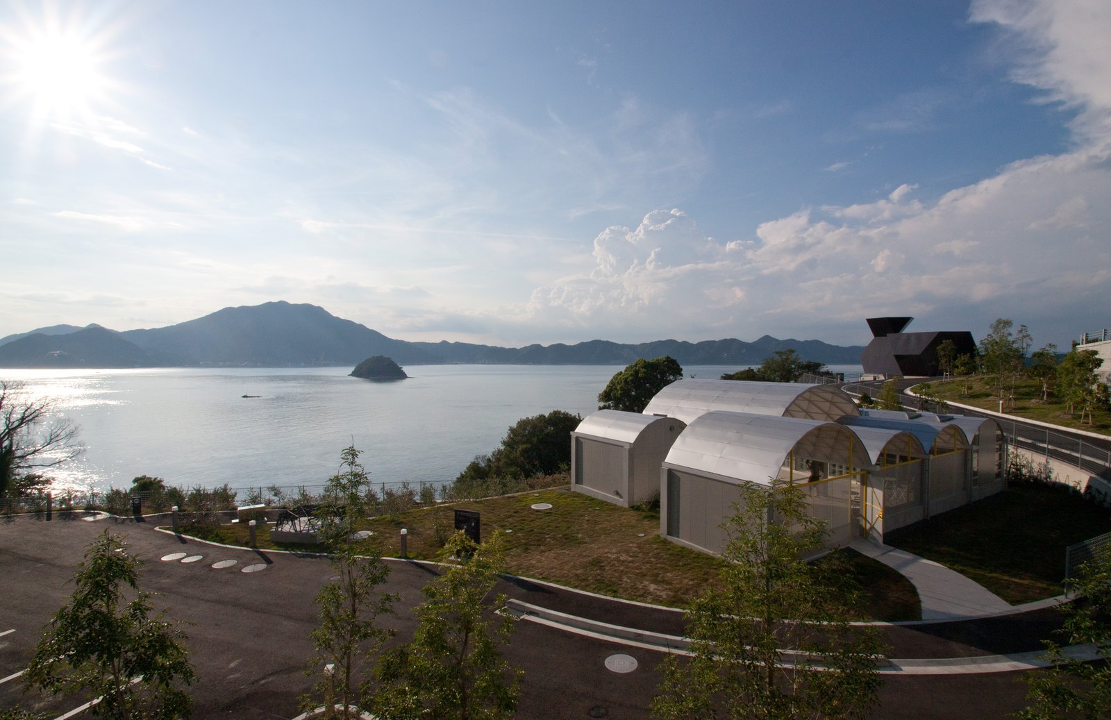 今治市伊東豊雄建築博物館裡重建的銀色小屋，鋁製拱頂面向瀨戶內海
