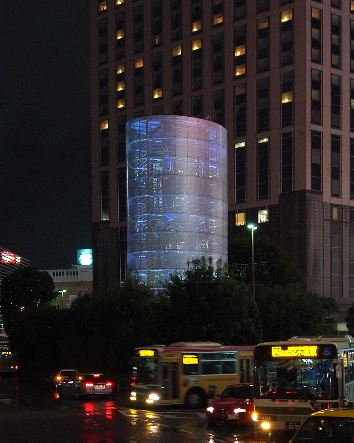 夜間點亮的風之塔，位於橫濱車站西口的圓形塔體