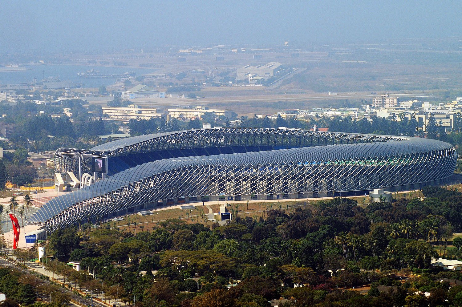 高雄世運主場館空拍，螺旋狀的看台與鋪滿太陽能板的屋頂