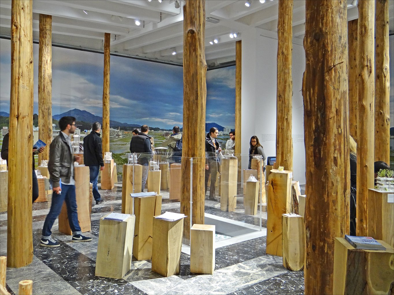 2012 年威尼斯建築雙年展日本館，海嘯枯木立柱與木墩上的大量建築模型