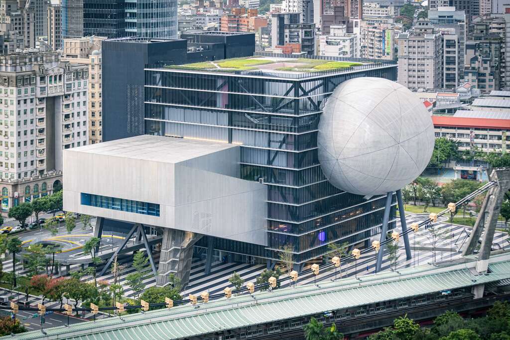 臺北表演藝術中心的球劇場、方形劇場與抬離地面的玻璃後台核心