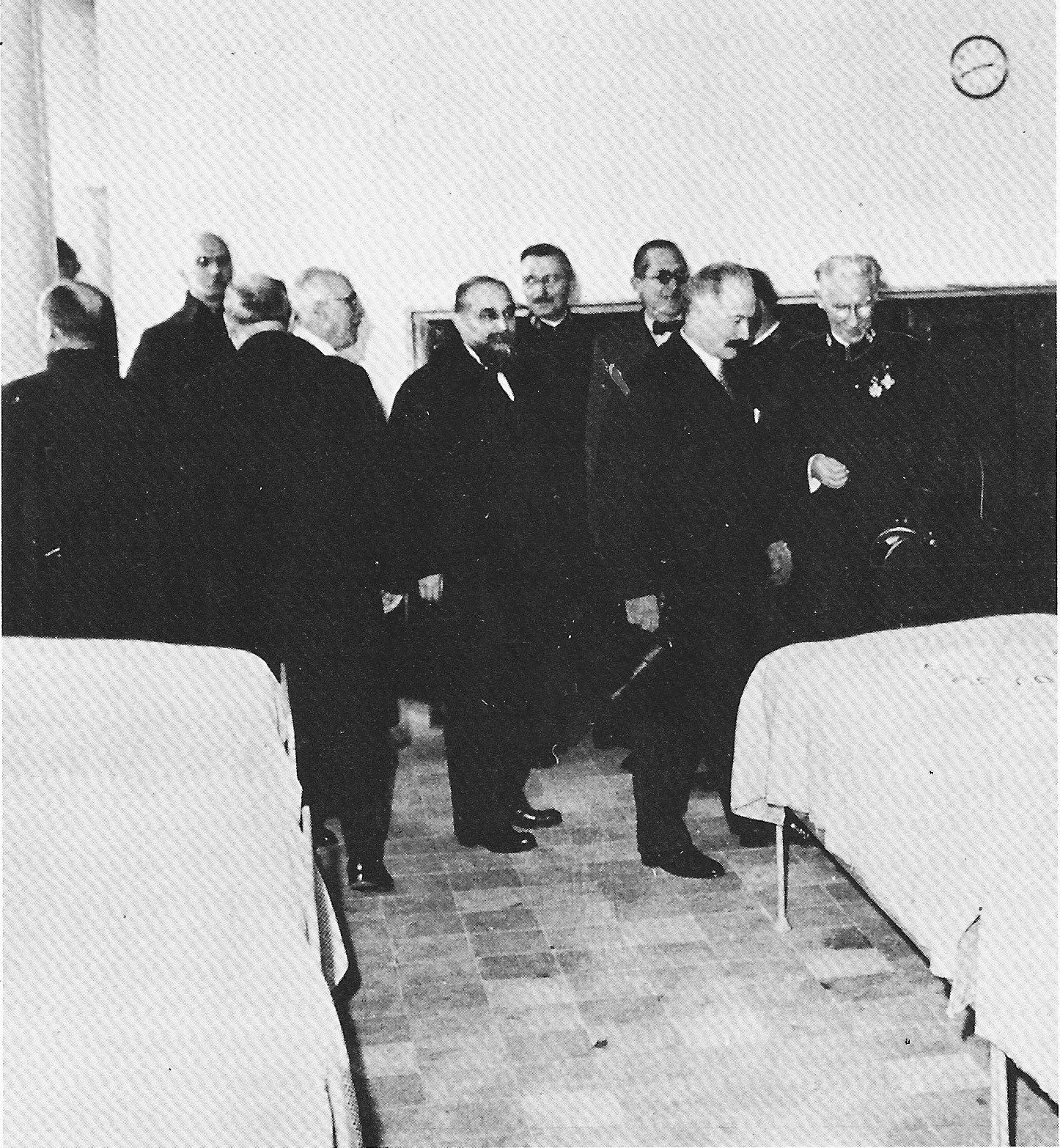 1933 年救世軍收容所落成，法國總統勒布倫一行走過宿舍的床位之間