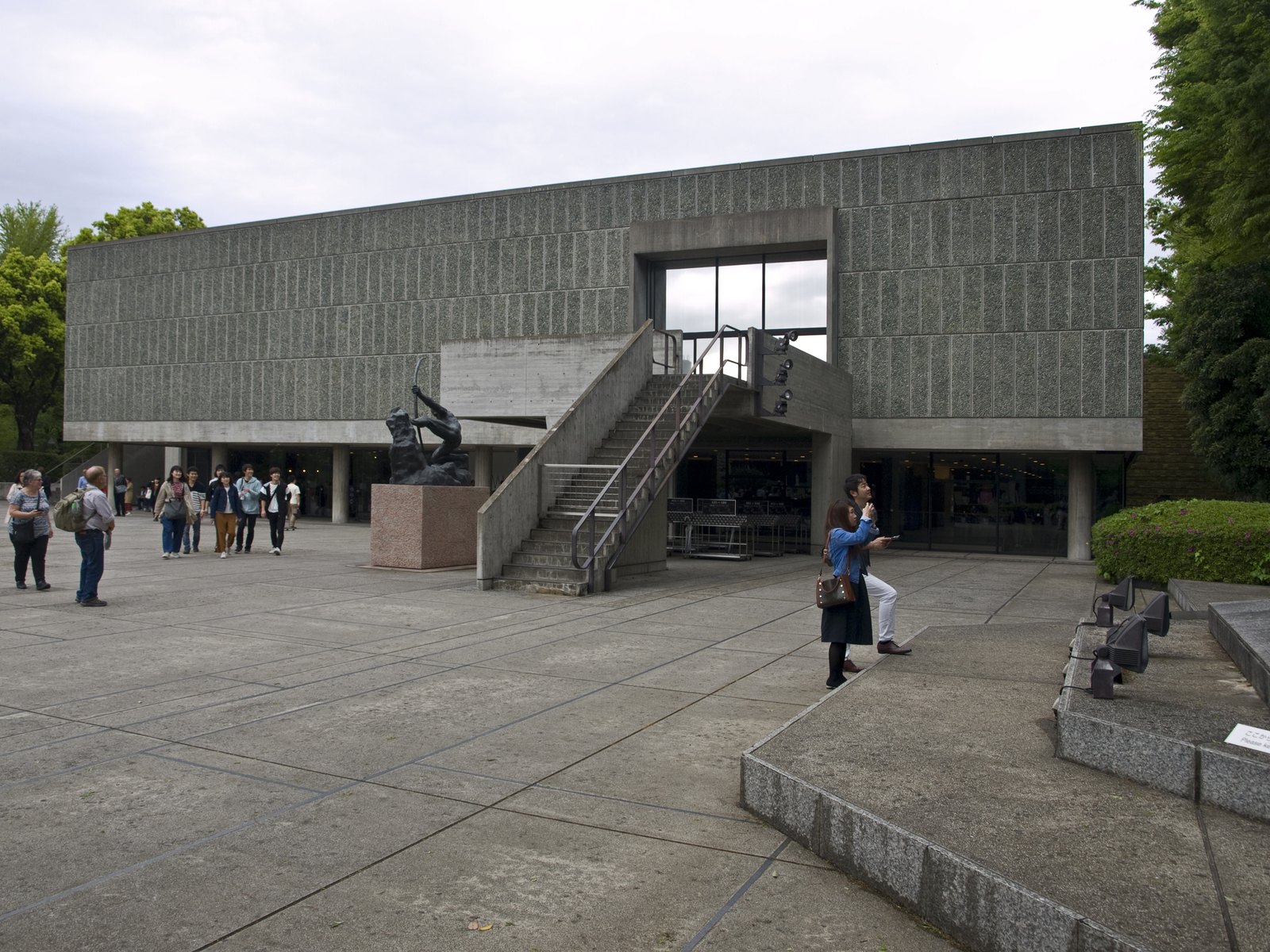 東京國立西洋美術館本館南側外觀,量體由獨立柱架高