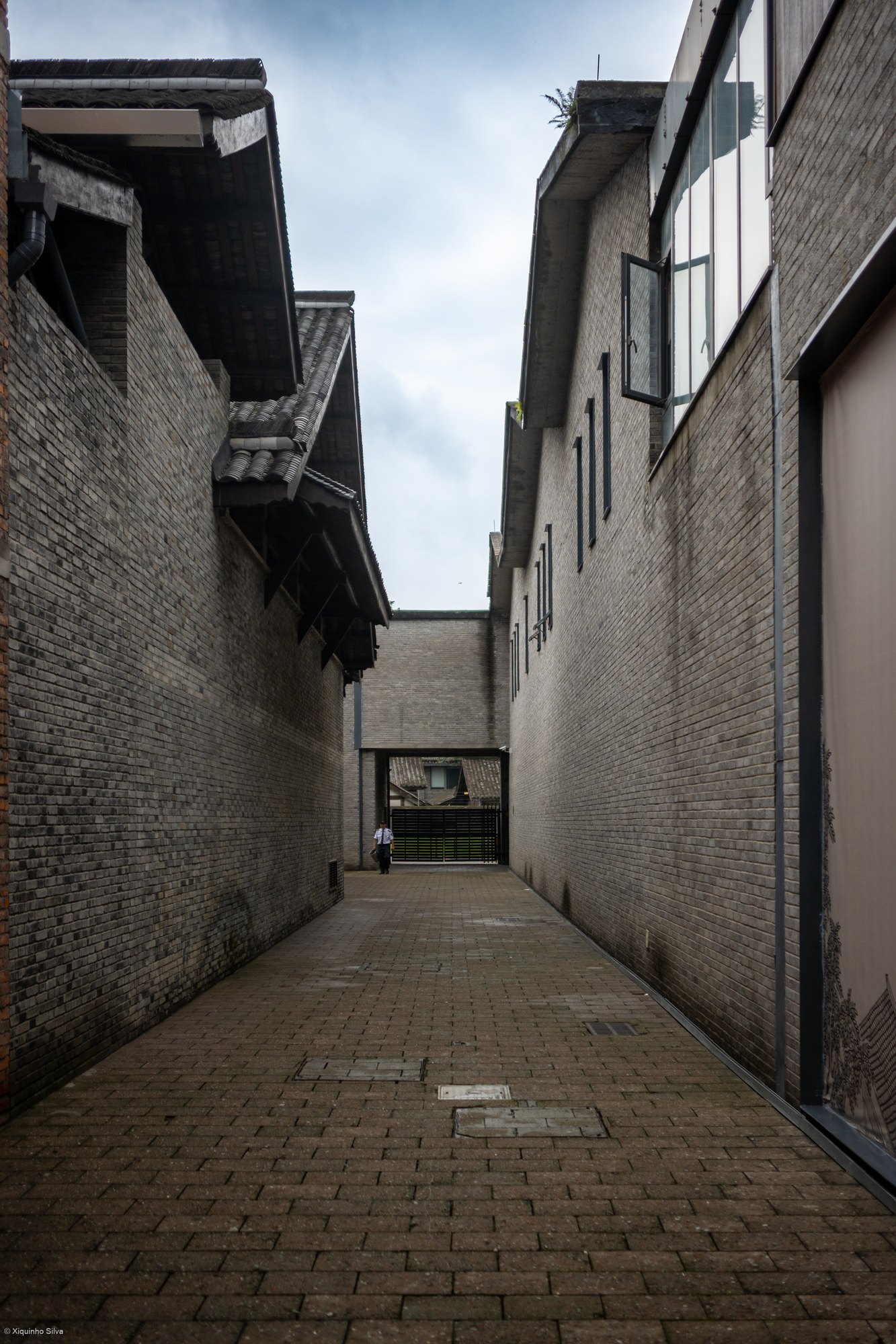 水井坊博物館，傳統小青瓦屋面與新建灰磚量體之間夾出的一條窄巷