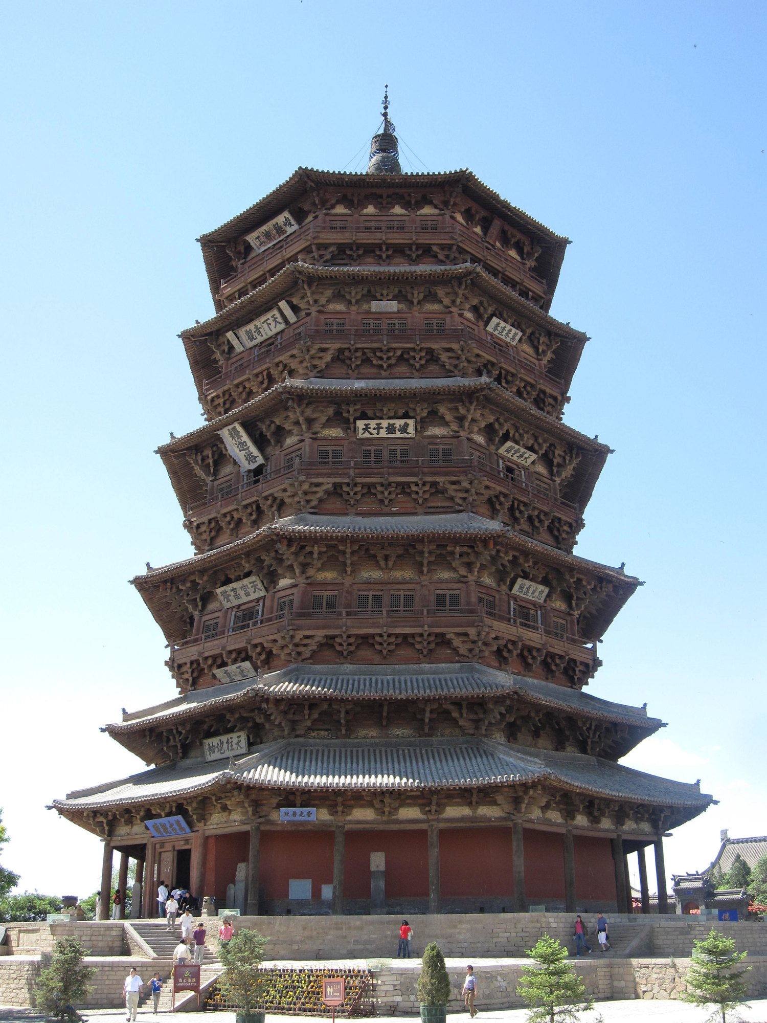 山西應縣佛宮寺釋迦塔，多層木構樓閣層層退進、出簷深遠