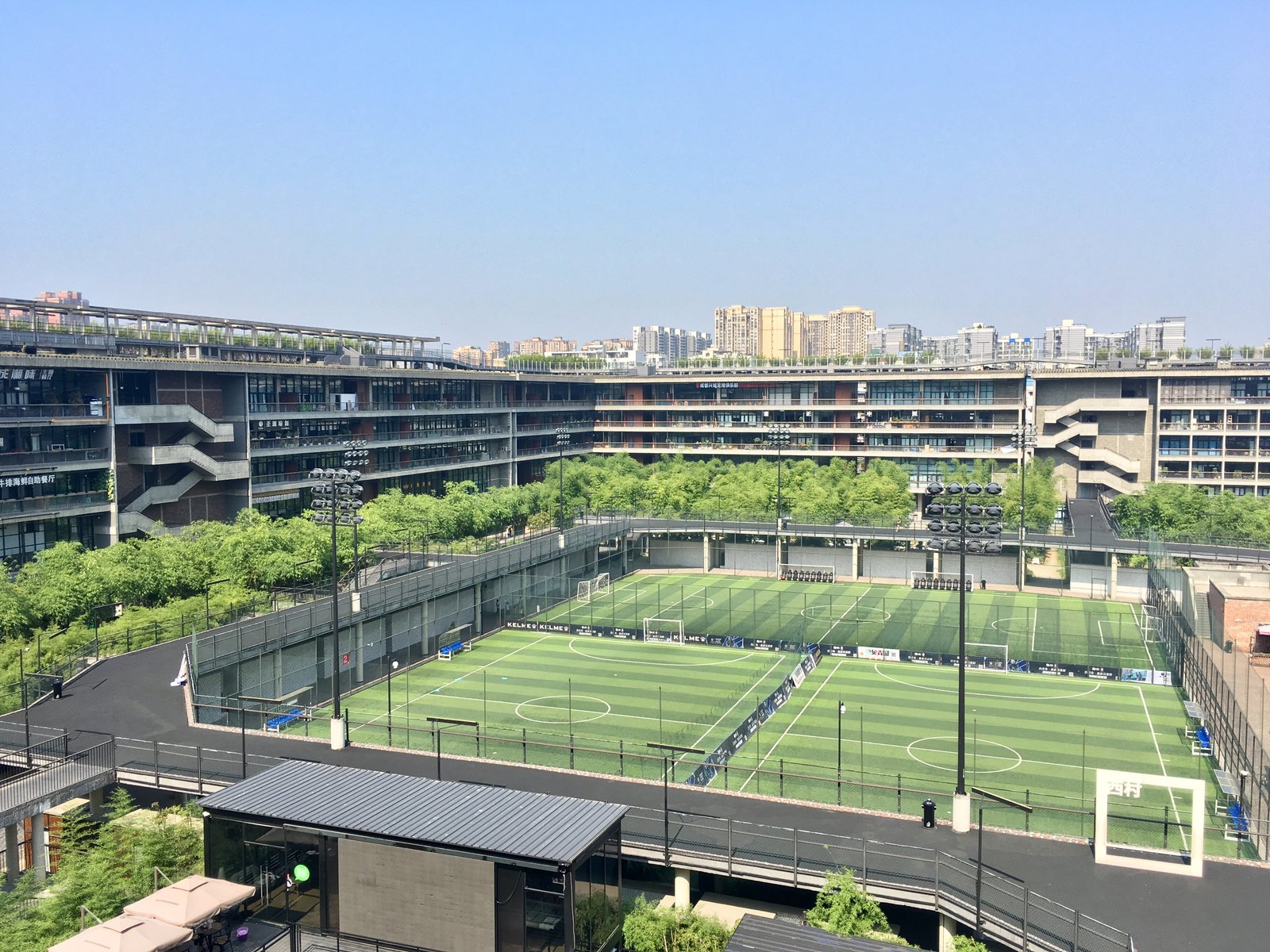 西村大院，四周圍合的建築與中央的球場、竹林與屋頂跑道