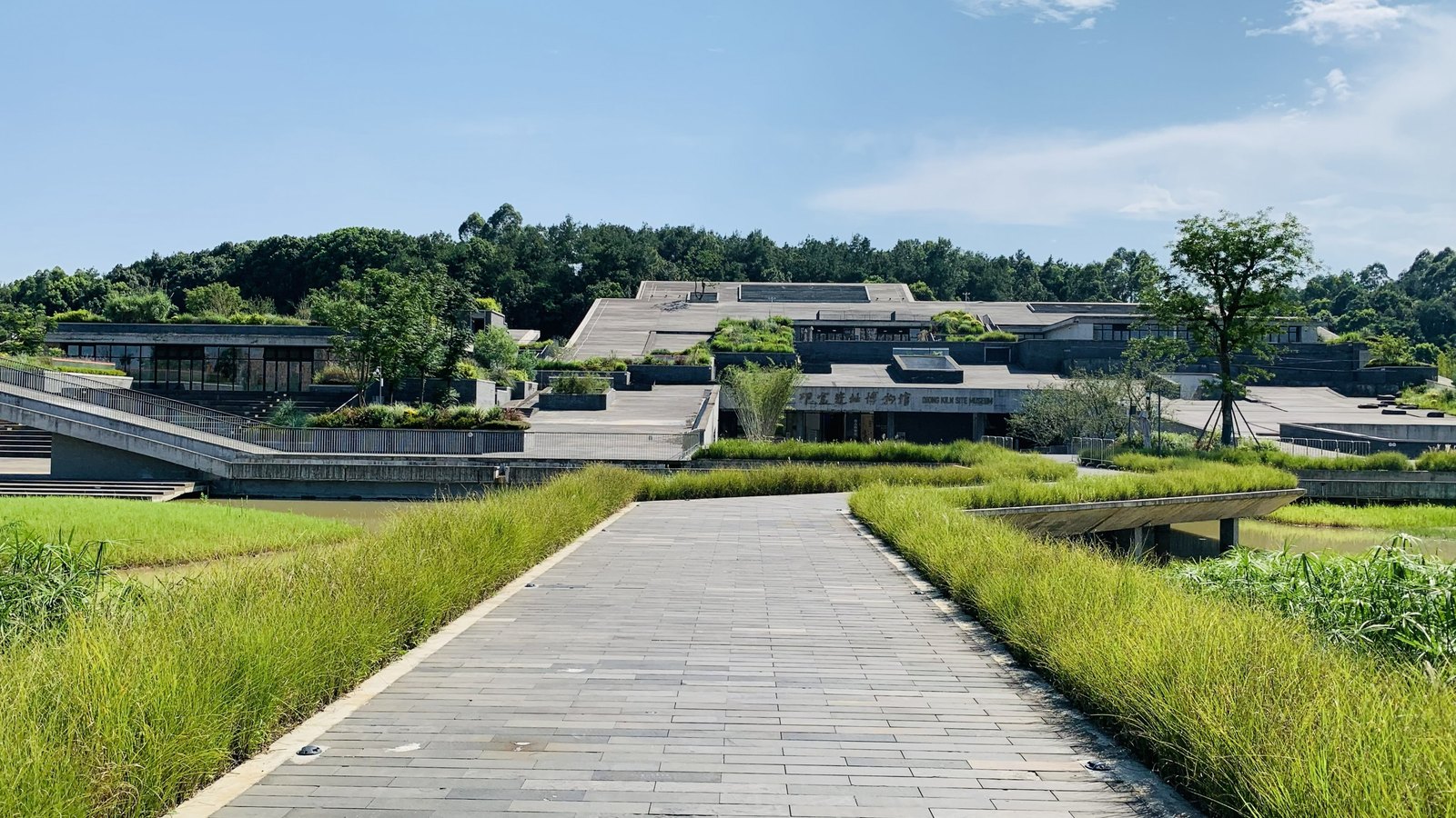 邛窯遺址博物館，低伏的建築群沿著窯址的地景展開