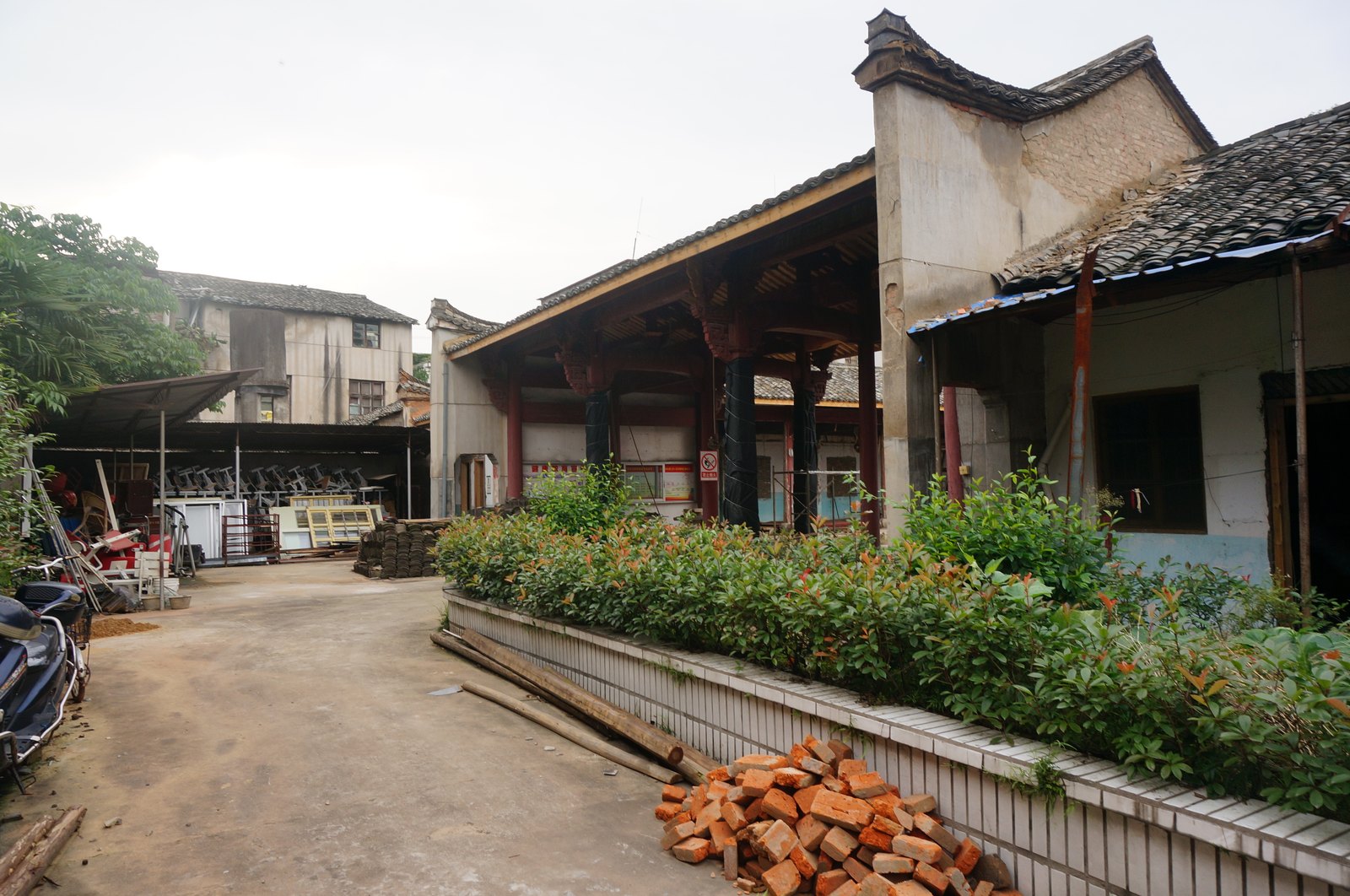 松陽文廟改造前的街區狀態，老屋與堆放的建材