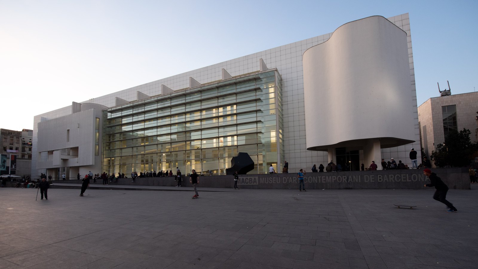 MACBA 白色曲面立面前退讓出來的天使廣場