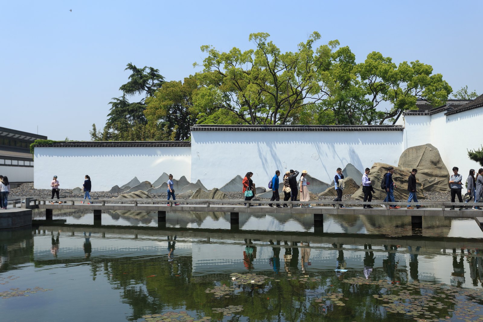 蘇州博物館新館:白牆、深灰壓邊與臨水的片石假山