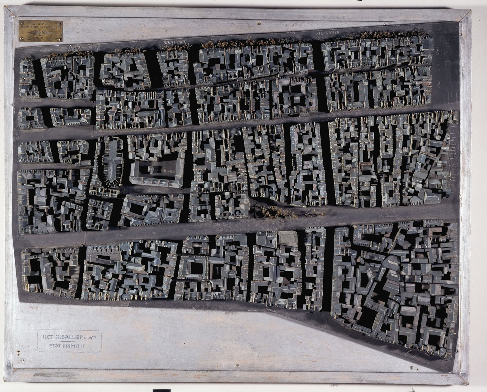 1930 年代製作的巴黎聖梅里街區模型，顯示龐畢度中心基地周邊極高密度的中世紀街廓