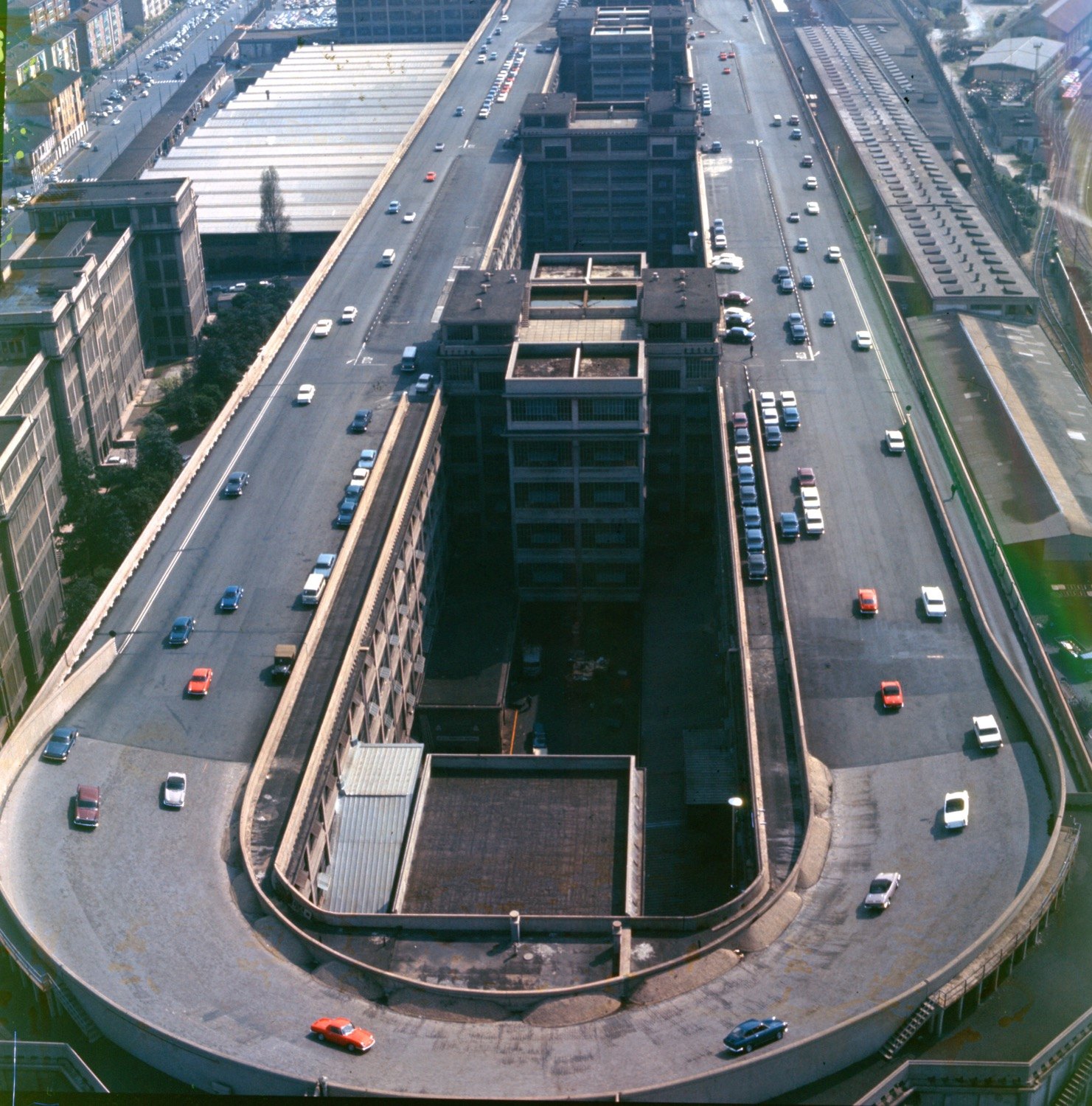 1966 年由空中拍攝的林哥托廠房屋頂試車道，車輛正在環形賽道上行駛
