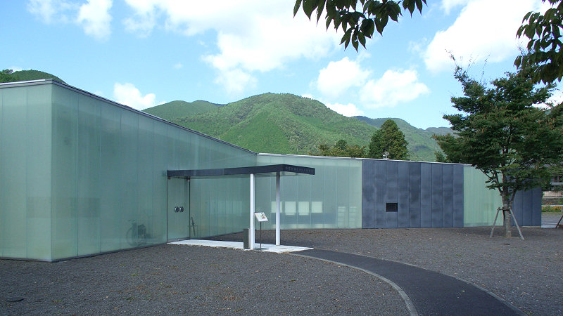 熊野古道なかへち美術館的乳白玻璃外圈與內部的白色展示盒