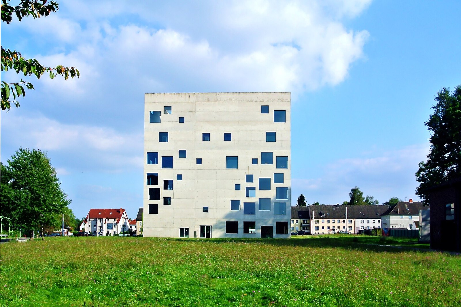 Zollverein 管理設計學院的清水混凝土立方體與不對齊的方窗