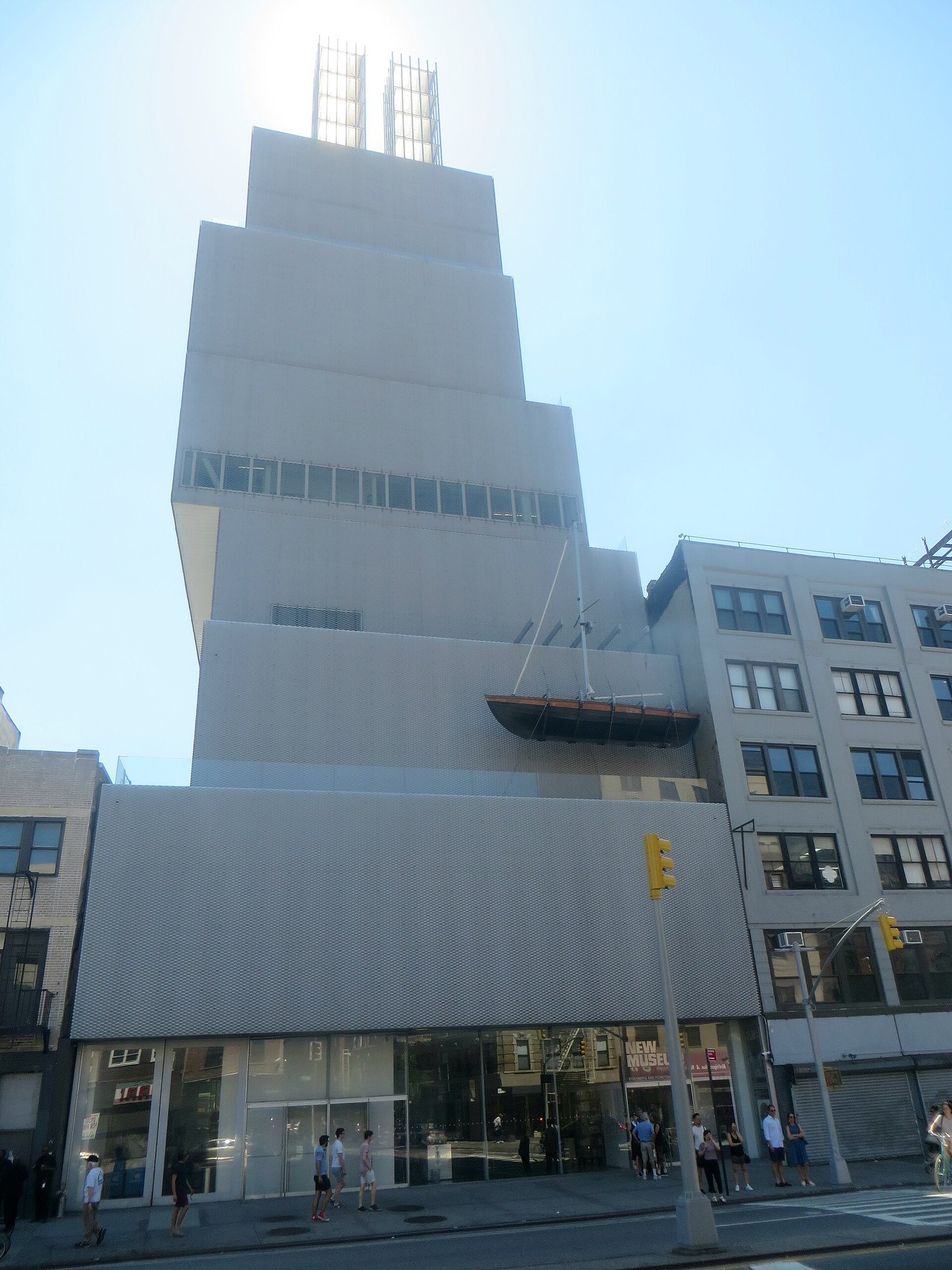 New Museum 沿 Bowery 街往上堆疊並逐層偏移的白色量體