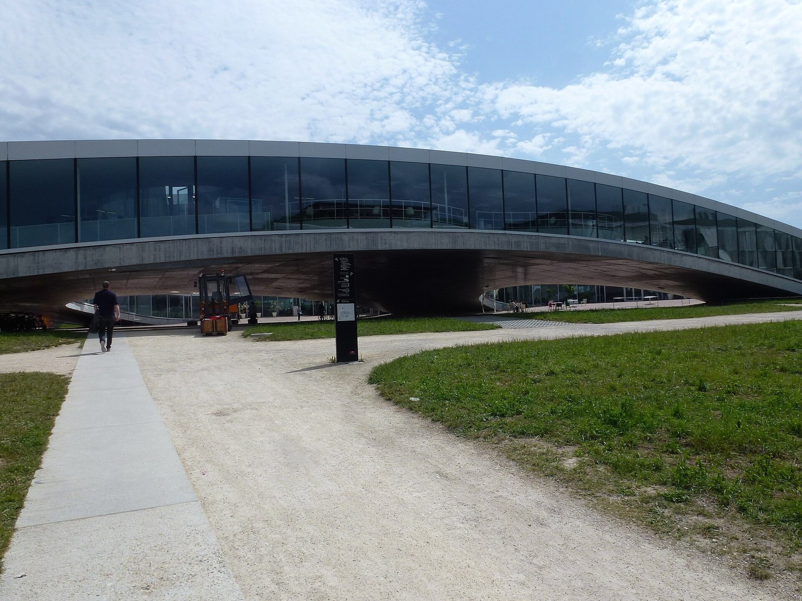 EPFL Rolex Learning Center 起伏的殼體與拱起離地的入口