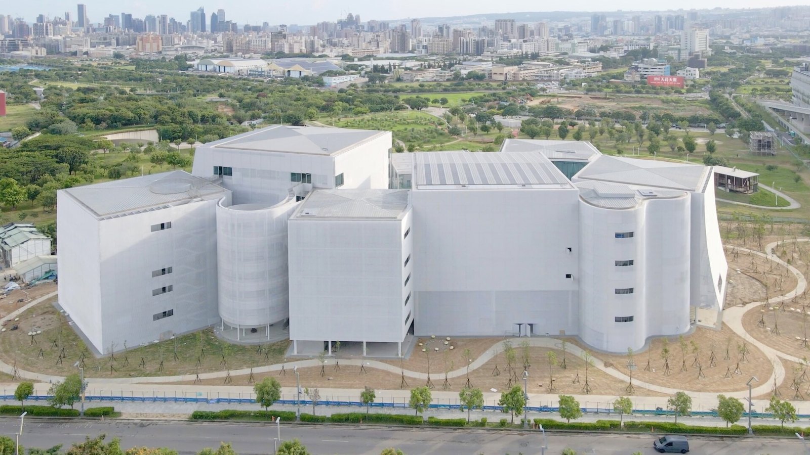 臺中綠美圖的空拍，八棟白色量體錯落配置在中央公園裡